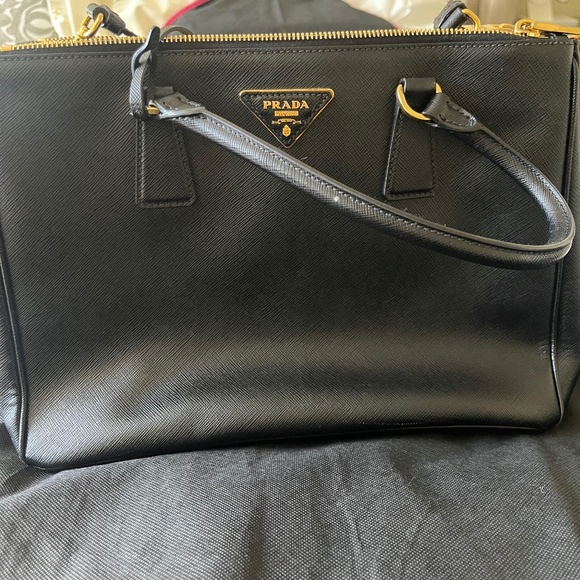Prada bucket bag - Picture 1 of 3